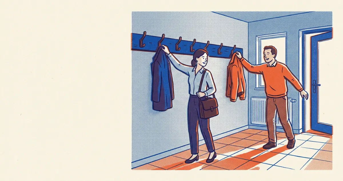 Zwei Personen an der Garderobe, eine hängt den Mantel auf, die andere nimmt ihren ab und geht zur Tür.